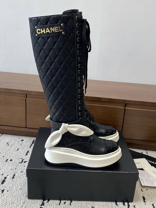 工厂P价 女装女鞋 运动原单高版本 Chanel 2025S秋冬系列厚底高短靴，高筒和矮简两款分别用进囗牛皮打造，外增高度5Cm超显腿长， 靴简沿用了香奈儿的经