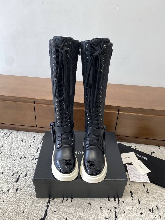 工厂P价 女装女鞋 运动原单高版本 Chanel 2025S秋冬系列厚底高短靴，高筒和矮简两款分别用进囗牛皮打造，外增高度5Cm超显腿长， 靴简沿用了香奈儿的经