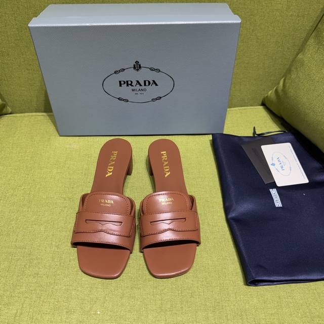 工厂P价 女装女鞋 运动原单 Prada 普拉达2025Ss 新品 Leather Band拖鞋 闪亮登场 小红书各大博主推荐，1-1开发 彰显经典魅力。 平跟
