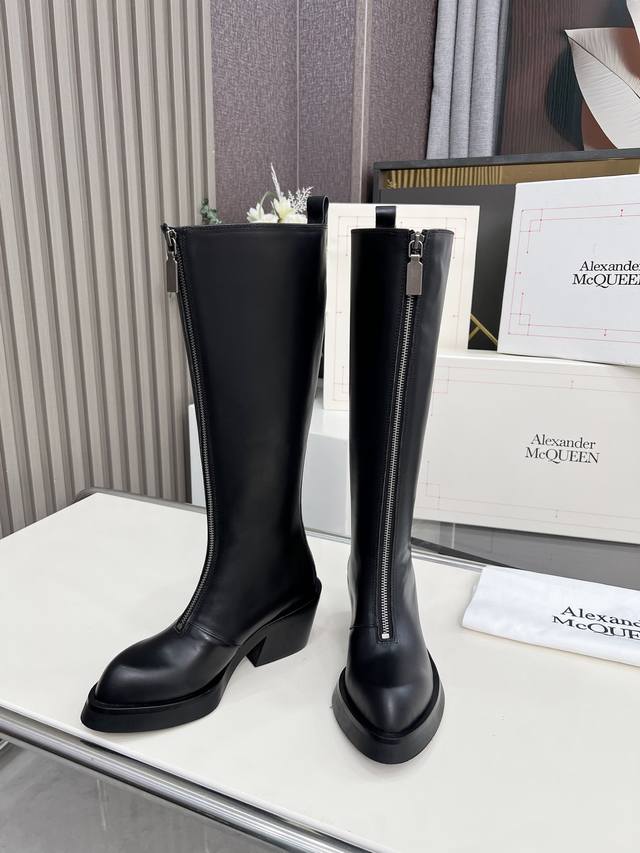 工厂P价 女装女鞋 运动原单麦昆新款 25Ss极简皮质感短靴 极简主义炒鸡柔软舒适矮跟鞋时髦绝对不能错过的必入款，没有如何繁杂装饰质感极好的Vintage感，纯