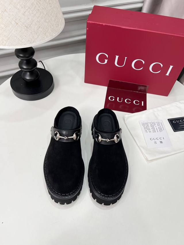 出厂价Pp： 女装女鞋 运动原单古驰Gucci英伦风时尚拖鞋，懒人设计后绊厚底增高 ，后空造型若隐若现露出的脚踝，走路带风超飒爽，不挑年纪的风格、受众超广， 面