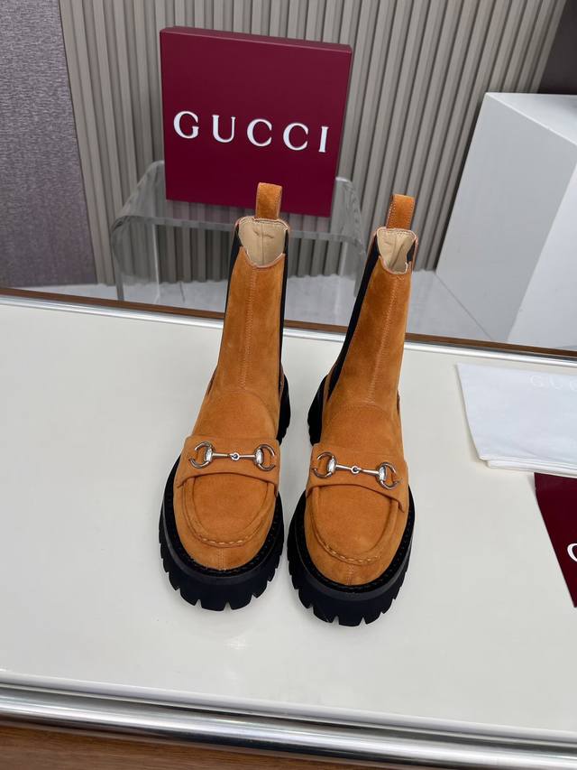 工厂P价 女装女鞋 运动原单新版古琦Gucci 热卖踝靴 非常好搭配双侧松紧设计 方便穿脱，特显复古英伦风，正面古琦饰扣装饰Logo 面料：进口牛皮高丝光绒、内