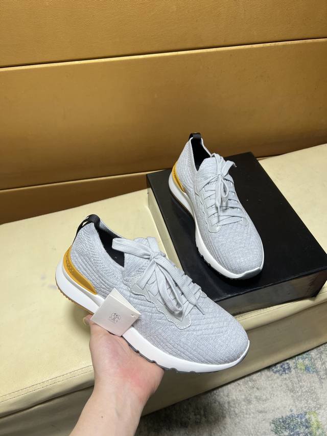 Brunello Cucinelli 新款男鞋出货！简称 Bc 此品牌是来自意大利的世界顶级奢侈品牌，此款休闲运动鞋从购买原版，到材料选用、颜色搭配、楦型结构都