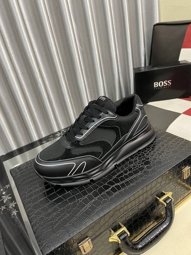 出厂价Pp： Boos 男鞋休闲鞋原单品质鞋面采用进口小牛皮，超透气舒适内里做工精细，高端大气。有时尚典范造型。发泡透明耐磨大底，穿着舒适，值得拥有。码数：38