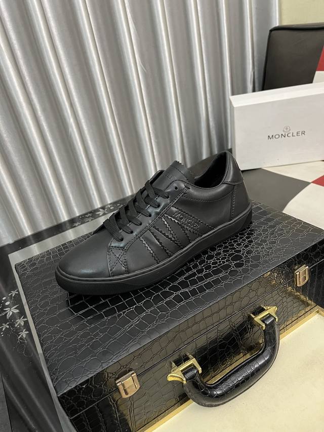 出厂价Pp： Moncler 蒙口、官网同款 高品质男鞋 材料：定制小牛皮 网布透气内里真皮鞋垫 原版开模大底款式类型：男士休闲运动鞋 系带款男鞋系列 欧美潮流
