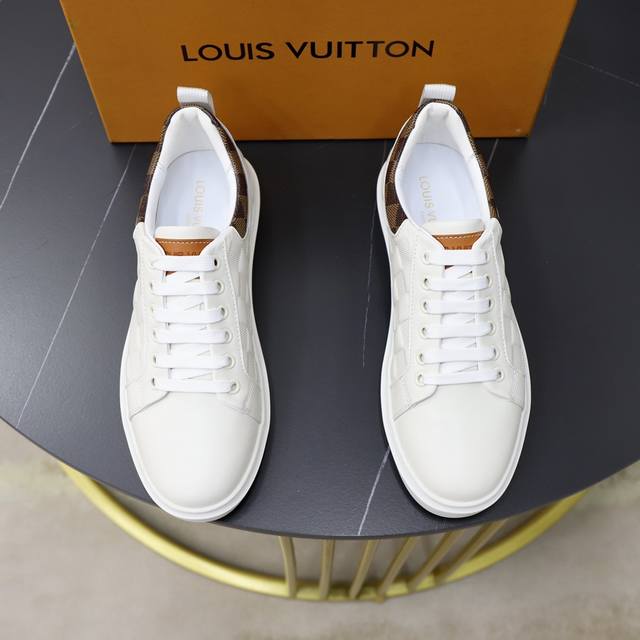品牌：Lv路易威登 标准码：男码38–44 45定制 等级：专柜同款 原单品质 材料：原版牛皮压花 羊皮内里 原版柔软大底 款式类别：男士商务时尚休闲板鞋 颜色