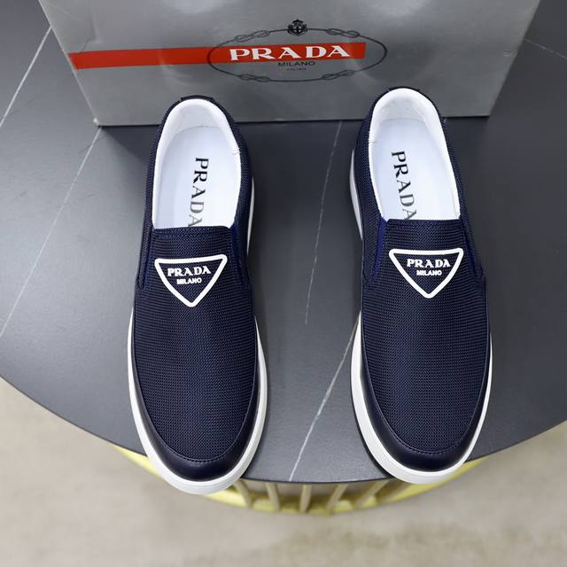 品牌：Prada 普拉达 标准码：男码38 44 45可以定做 等级：官网同款 材料：原版牛皮拼接品牌布匹 羊皮内里 原版发泡耐磨柔软大底 款式类别：休闲运动版