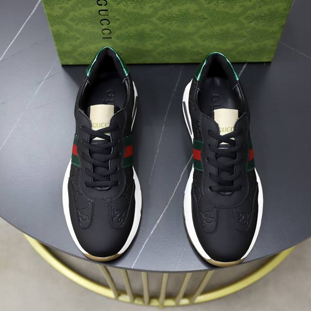 品牌：古奇Gucci 标准码：38-44 45定制 等级：官网同款 材料：原版皮料 舒适羊皮内里 轻便耐磨大底 款式类别：男士时尚休闲鞋 跑步 运动鞋 尊贵奢侈