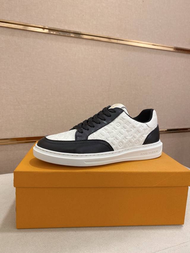 Lv 路易威登。最新潮鞋休闲鞋实体店爆款38-44码。 新品春夏季舒适进口定制原版牛皮，独特提花面料元素设计。搭配羊皮内里，Lv原版底， 高端包装高品质细节决定