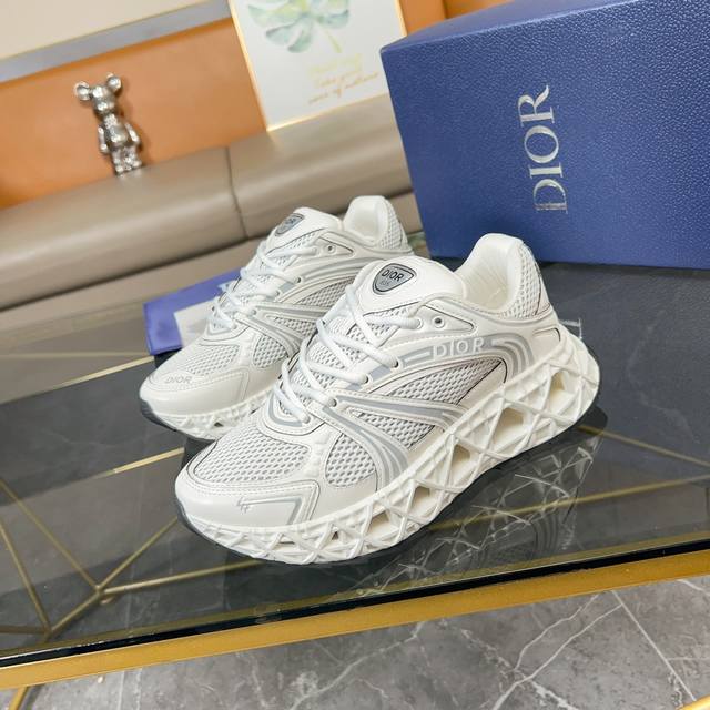 Dior 迪奥 25Ss B35最新款老爹运动鞋 老爹鞋 以时髦复古风格丰富经典系列。精心制作，可全年与休闲造型搭 顺应复古市场的趋势的 Dad Shoes风格