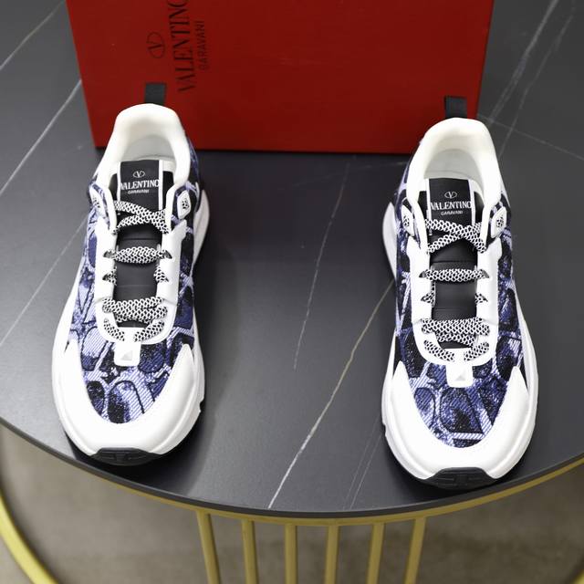 出厂价Pp： Valentino 华伦天奴 男士最新低帮厚底运动鞋出货 重工打造，男士精品休闲运动鞋，气质百搭款 原厂皮料，橡胶线条点缀几何分割鞋面，手工精工缝