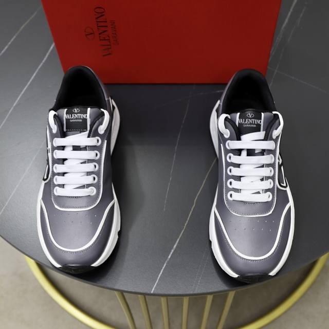 出厂价Pp： Valentino 华伦天奴 2025男士最新低帮厚底运动鞋出货 重工打造，男士精品休闲运动鞋，气质百搭款 原厂皮料，橡胶线条点缀几何分割鞋面，手