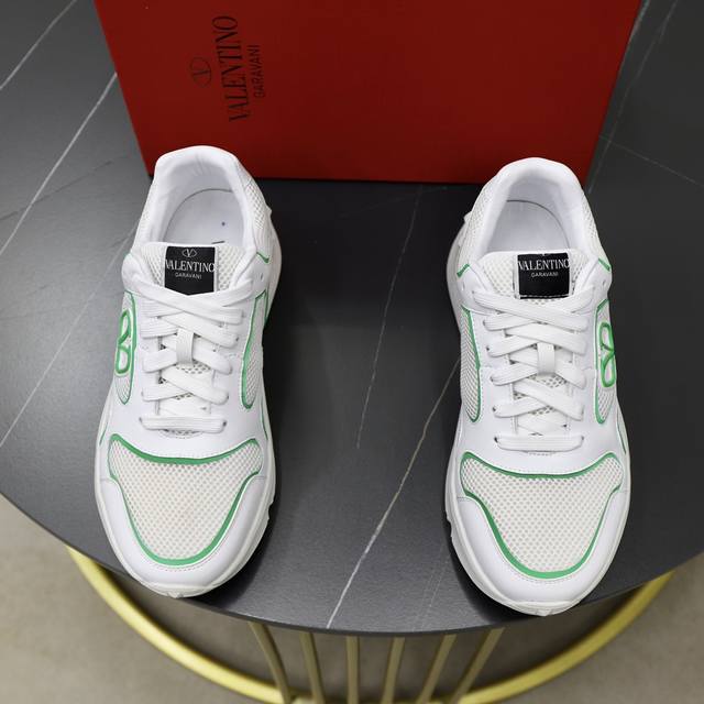 出厂价Pp： Valentino 华伦天奴 2025S男士最新低帮厚底运动鞋出货 重工打造，男士精品休闲运动鞋，气质百搭款 采用织物网眼鞋面，橡胶线条点缀几何分