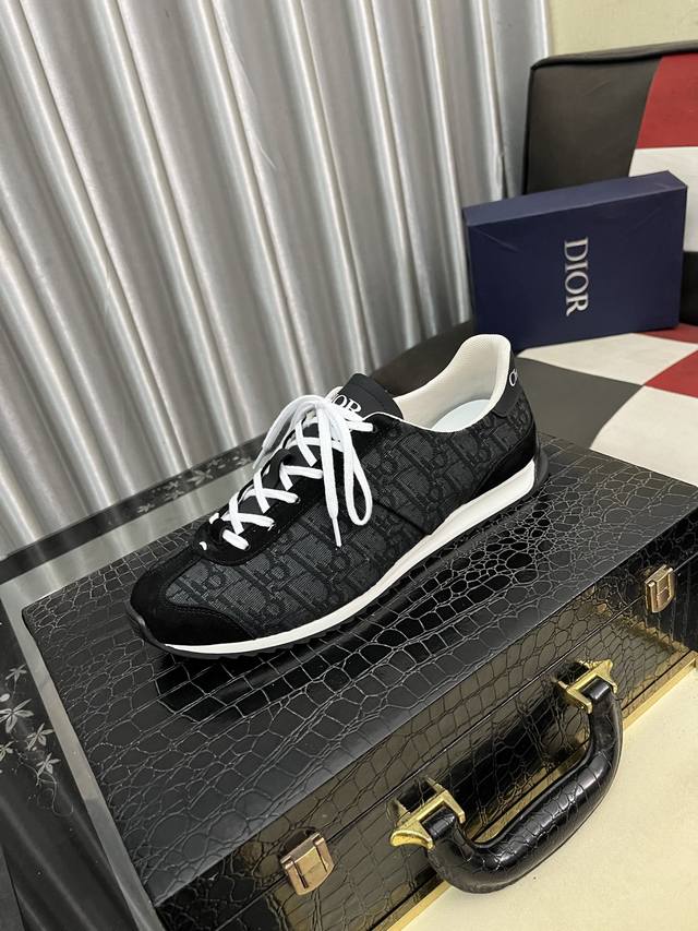 出厂价Pp： Dior 迪奥 情侣款，香港专柜新款休闲上市 官网1:1制作 意大利原版材料 欧美大师设计 完美造型打造专柜品质，纯色橡胶耐磨大底加经典炫头！超级
