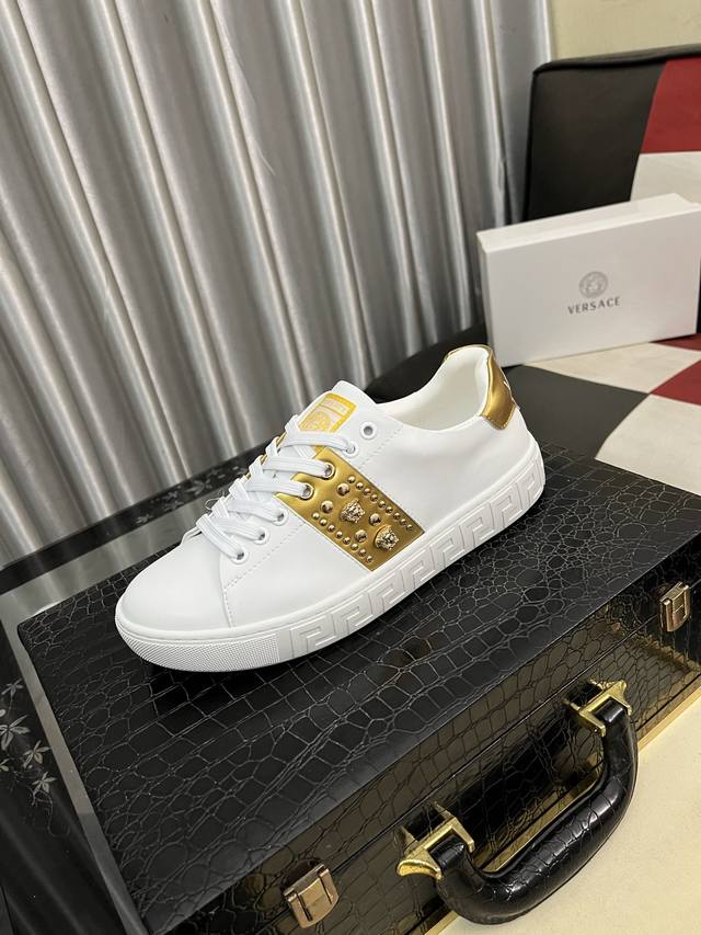 出厂价Pp： Versace 范思哲最新款精心打造，引爆全场！不断创新的国际品牌 此款男士四季款休闲鞋，牛皮鞋面羊皮内里橡胶大底，透气舒适以质量说话 码数：38