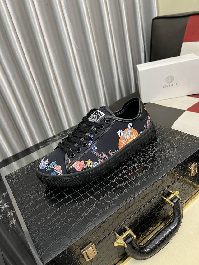出厂价Pp： Versace 范思哲最新款精心打造，引爆全场！不断创新的国际品牌 此款男士四季款休闲鞋，牛皮鞋面羊皮内里橡胶大底，透气舒适以质量说话 码数：38