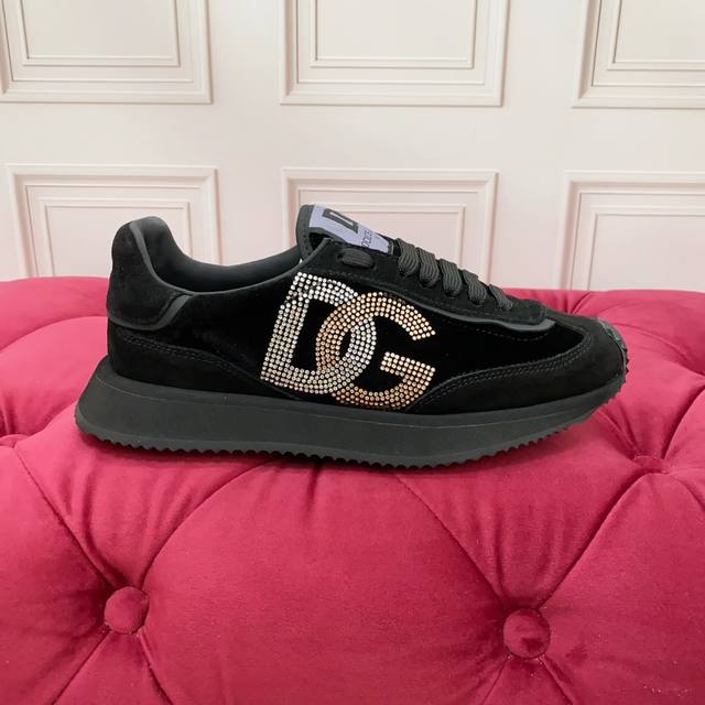 实价： 高端版本 Dolce & Gabbana 2025新款 历经半年的原版调试 慢工出细活才能做出很有特色的凹占商标 立体工艺点缀绝美奢华 精湛的做工 众多