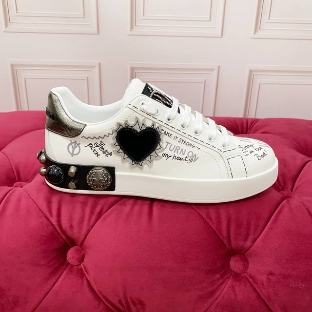 实价： 高质量 品牌大底Dolce & Gabbana 2025新款 独家精工定制上市 品牌字母工艺点缀绝美奢华闪耀 精湛的做工 众多人至爱采用高端进口丝绸牛皮