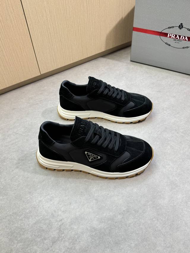 Prada 普拉达 -高端品质 原单 休闲运动鞋 -鞋面：反绒小牛皮、品牌高丝光帆布、鞋身品牌金属扣件、鞋舌.后跟.空压品牌Logo -内里：水染牛皮 -大底：