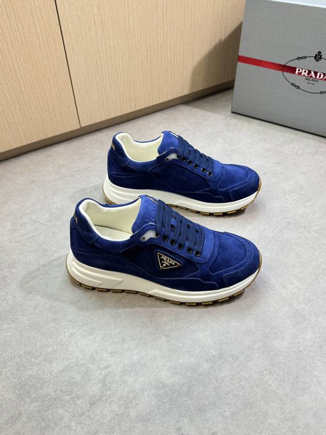 Prada 普拉达 -高端品质 原单 休闲运动鞋 -鞋面：反绒小牛皮、鞋身品牌金属扣件、鞋舌.后跟.丝印品牌Logo -内里：水染牛皮 -大底：超轻Tpu发泡；