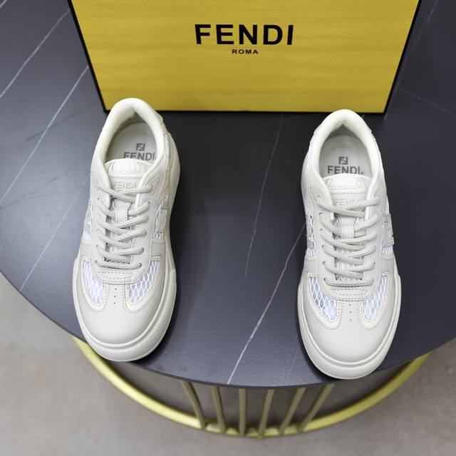 出厂价Pp： 情侣款 Fendi 芬迪 -高端品质 原单休闲运动鞋 -鞋面：进口纳帕小牛皮、优选品牌镂空网帆布、鞋舌.后跟；注塑品牌Logo塑胶模-内里：品牌帆