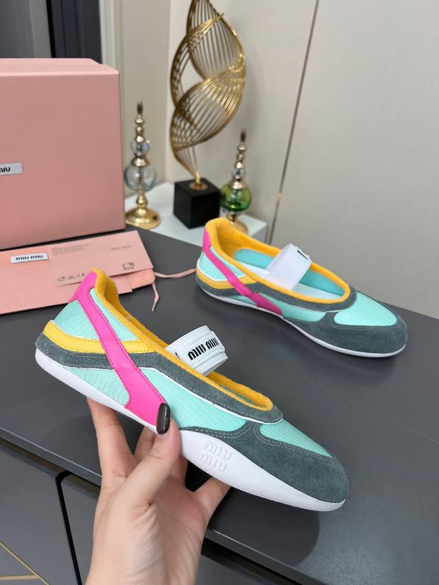 Miumiu 缪缪时装周2025春夏系列走秀款 这双运动鞋引起关注，Miu Miu 与 New Balance 合作系列无疑是近几年最成功的运动鞋单品，本季Mi