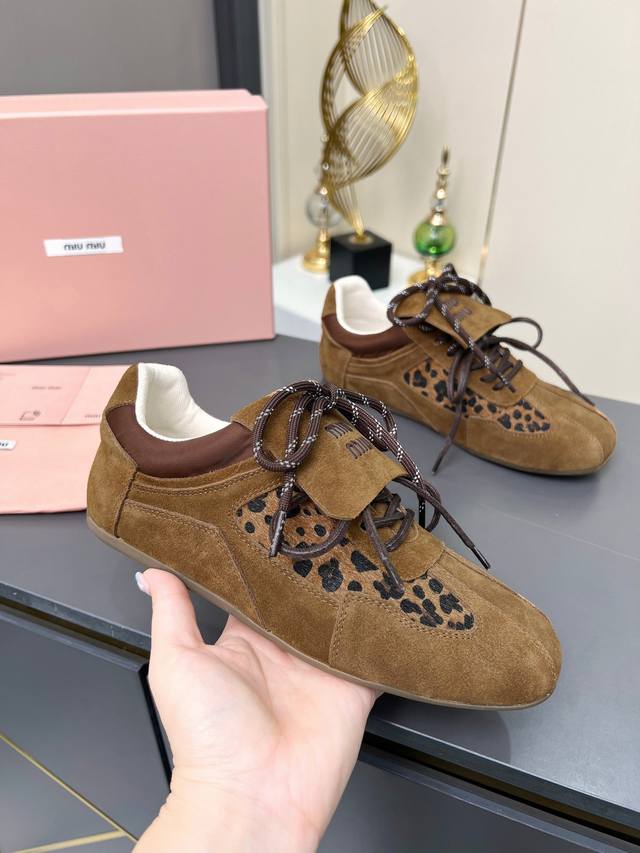 Miumiu 缪缪2025早春最新走秀款 休闲 运动鞋 阿甘鞋 德训鞋 缪缪这一款也太少女了吧这系列真的太好看了，牛津薄底的设计，上脚超级轻便舒服，暴走不累 好