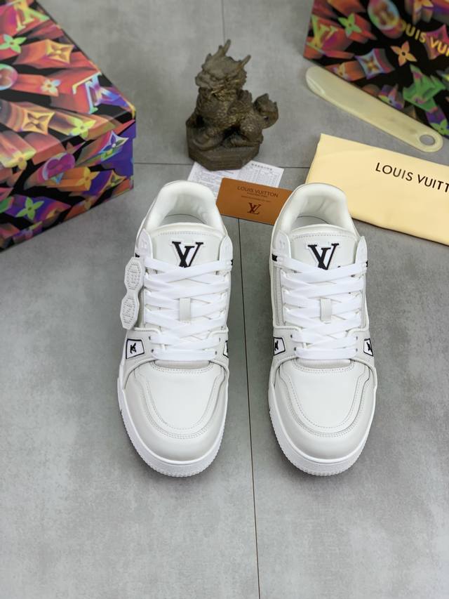 顶级版本 Louis Vuitton 原单 最情侣新款Lv路易威登 * 顶级版本 Lv经典潮鞋！选用进口原版内里.原版耐磨轻便Tpu大底！高品质精品！3款颜色可