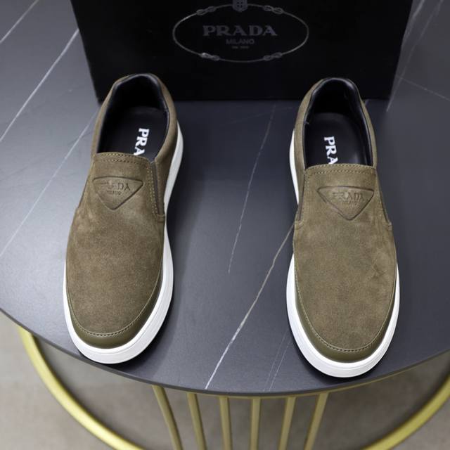 出厂价Pp： 品牌：普拉达Prada 标准码：38-44 45订做 等级：官网同款 材料：原版皮料拼接 舒适透气内里 原厂耐磨大底 款式类别：男士时尚休闲鞋 跑
