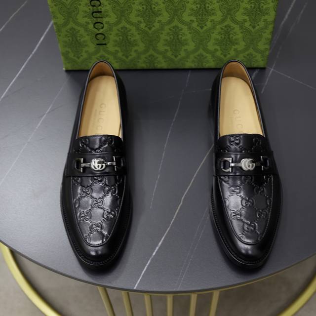 牛里 品牌：古奇Gucci 尺码：38-44 45可定制 等级： 专柜经典款 材料： 原版软牛皮鞋面 舒适牛皮内里 原版轻便大底 款式类别：商务休闲套脚 驾车皮