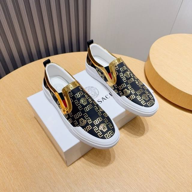 工厂P Versace 范思哲 男士新款套脚鞋上市 原单品质 官网同步鞋面采用原版材料羊皮内里，完美造型顶级品质，橡胶耐磨大底，，鞋型饱满，立体感十足超级百搭