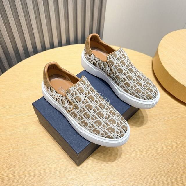 工厂P Dior 迪奥新款套脚鞋独家爆款现货上脚非常舒适 做工精细 材质：选用原版布料优质羊皮内里+原版耐磨大底特点：高档舒适 纯手工制作 打造最适合您的的完美