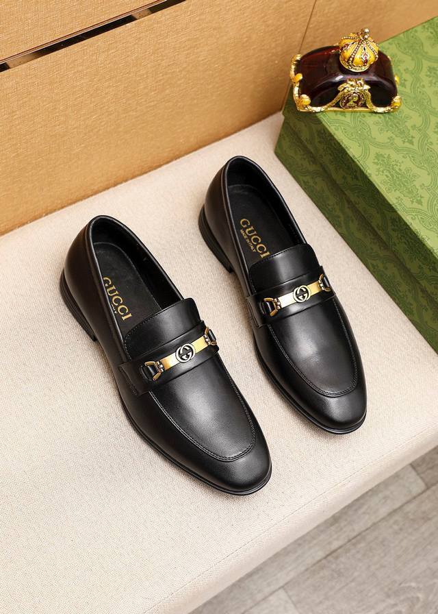 商品商标：Gucci 古驰 休闲皮鞋 正码码数: 39-45 38.45订制 商品材料：精选 进口头层小牛皮鞋面+奢华五金扣，进口牛皮内里。强烈立体视觉效果，橡