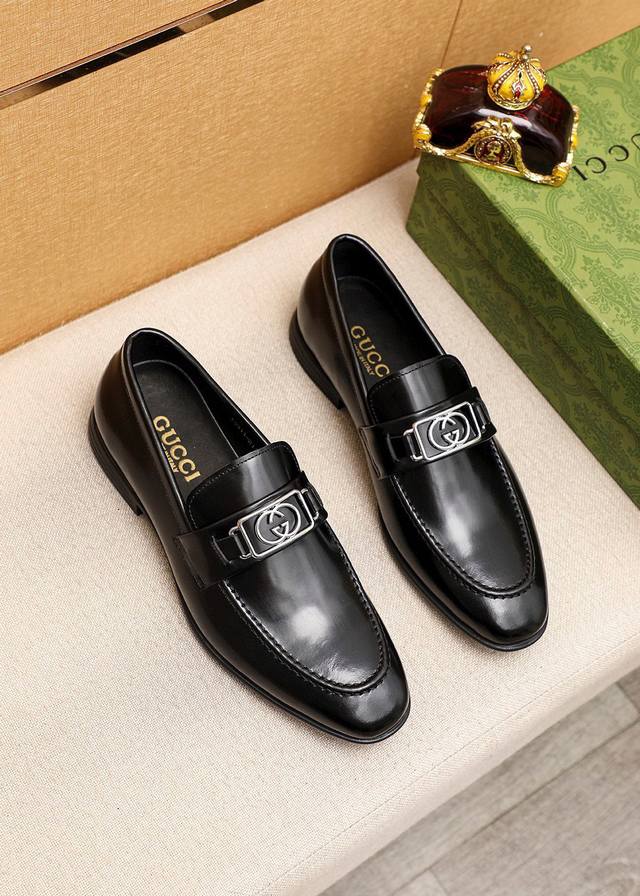 商品商标：Gucci 古驰 休闲皮鞋 正码码数: 39-45 38.45订制 商品材料：精选 进口头层开边珠牛皮鞋面+奢华五金扣，进口牛皮内里。强烈立体视觉效果