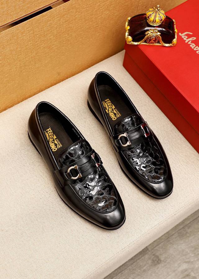 商品商标：Ferragamo 菲拉格慕 休闲皮鞋 正码码数: 39-44 38.45订制 商品材料：精选 进口头层漆皮压花鞋面+奢华五金扣，进口水染牛皮内里。强