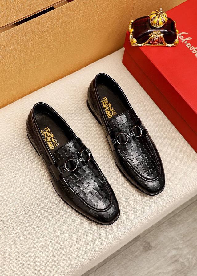 商品商标：Ferragamo 菲拉格慕 休闲皮鞋 正码码数: 39-44 38.45订制 商品材料：精选 进口头层小牛皮压花鞋面+奢华五金扣，进口水染牛皮内里。