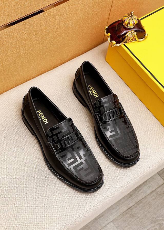 商品商标：Fendi 芬迪 休闲皮鞋 正码码数: 38-44 45订制 商品材料：精选 进口头层开边珠牛皮鞋面+奢华五金扣，进口牛内里。强烈立体视觉效果，橡胶大