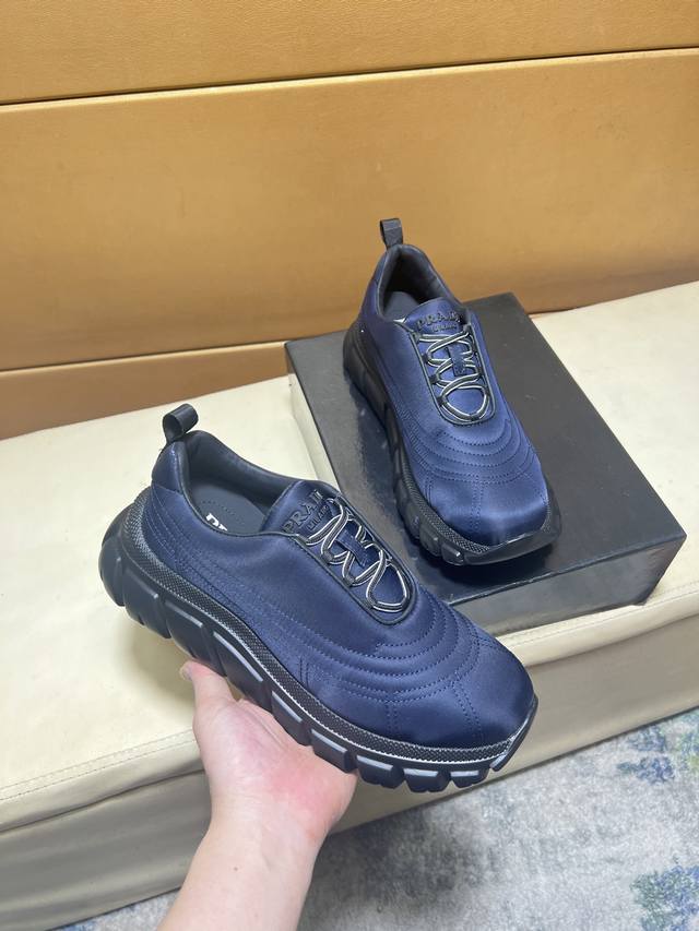 Prada 普拉达 -高端品质 原单 -鞋面：丝绸小牛皮、品牌帆布布匹、品牌金属扣件 -内里：网布，垫脚; 顶级牛皮 -大底：超轻Tpu发泡; 成型大底 -超高