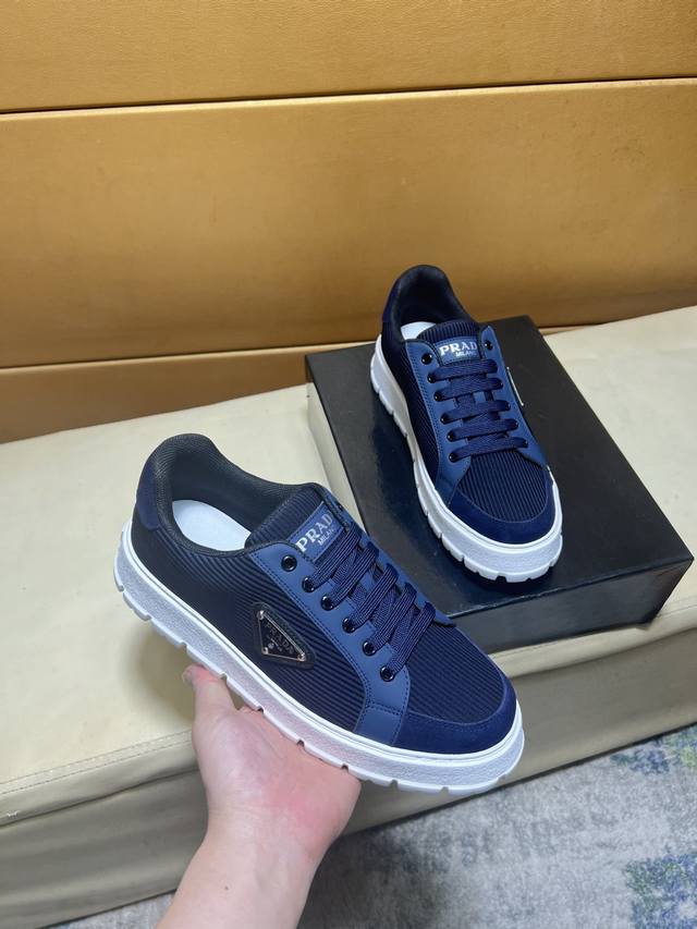 Prada 普拉达 -高端品质 原单 -鞋面：丝绸小牛皮、品牌帆布布匹、品牌金属扣件 -内里：网布，垫脚; 顶级牛皮 -大底：超轻Tpu发泡; 成型大底 -超高