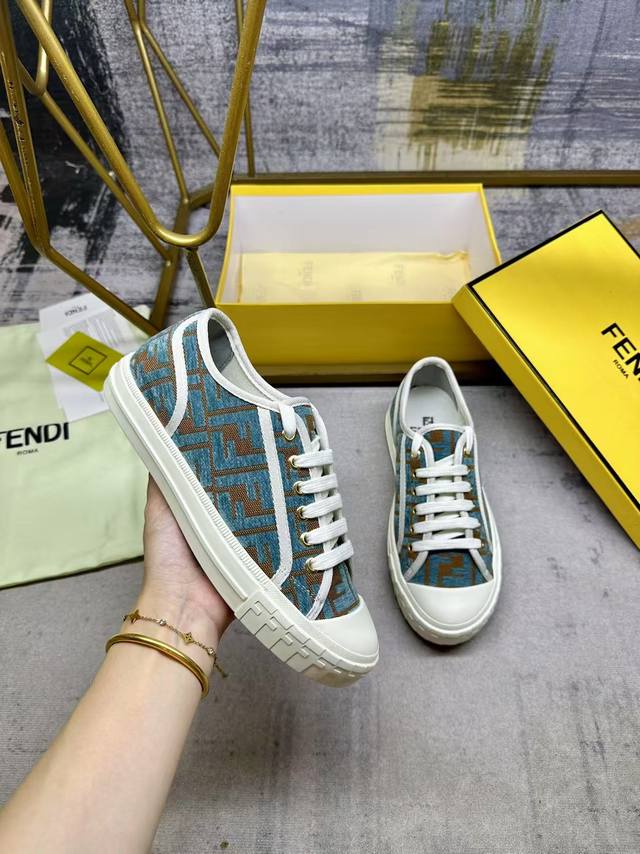 最新火爆款 Fendi Domino运动鞋-全新必备款型！轻松、舒适、时尚且百搭。棕色牛仔布材质饰有标志性黑色雪尼尔Ff提花图案，饰有同色系罗缎边饰，原版开模大