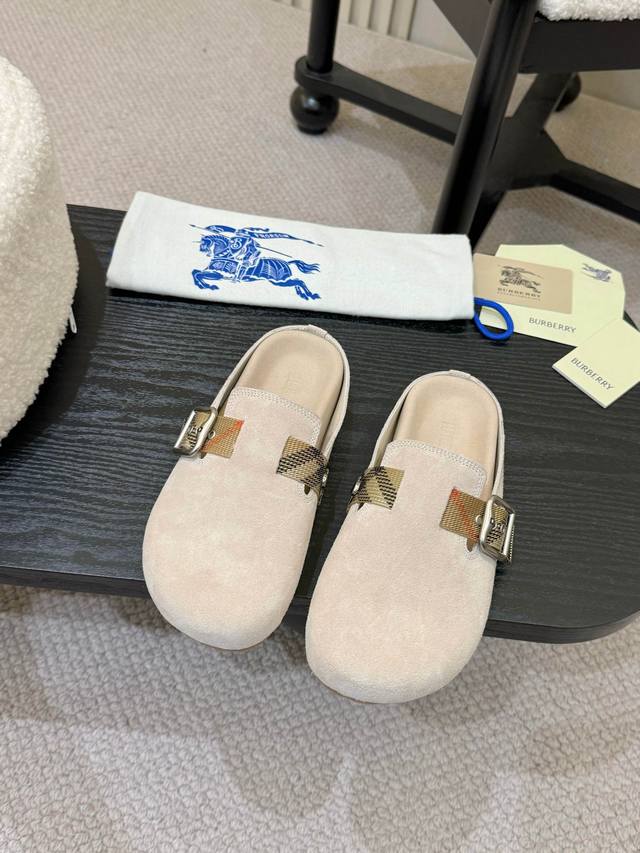 Burberry2025爆款勃肯拖鞋出炉，选用柔软反绒面革面料打造，于意大利工坊精制而成。融入格纹图案压花，搭配压纹鞋底，其上点缀典藏品牌徽标。设有可调式 B