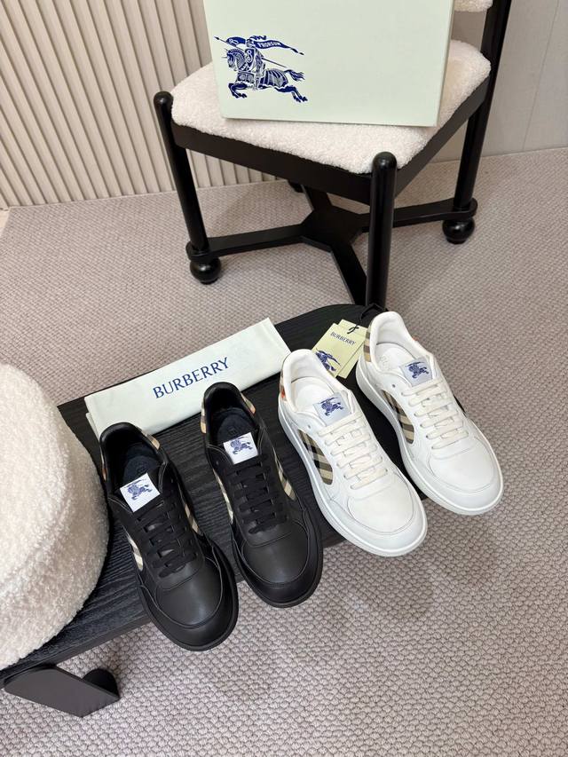 Burberry2025爆款出炉，历经三年经典格子回归，百搭，装饰精纺 Burberry 格纹图案。搭配网眼内衬和格纹鞋带，橡胶鞋底饰有典藏 Burberry