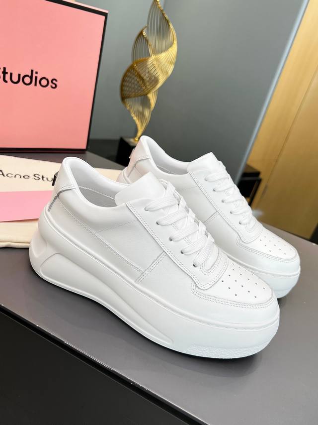 高版本 全套包装Acne Studios笑脸魔术贴小白鞋 马思纯同款厚底魔术贴小白鞋，好看又好穿 胖胖哒圆润鞋头带着一些呆萌和可爱 后跟处的小方脸莫名其妙就戳中