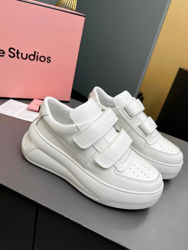 高版本 全套包装Acne Studios笑脸魔术贴小白鞋 马思纯同款厚底魔术贴小白鞋，好看又好穿 胖胖哒圆润鞋头带着一些呆萌和可爱 后跟处的小方脸莫名其妙就戳中