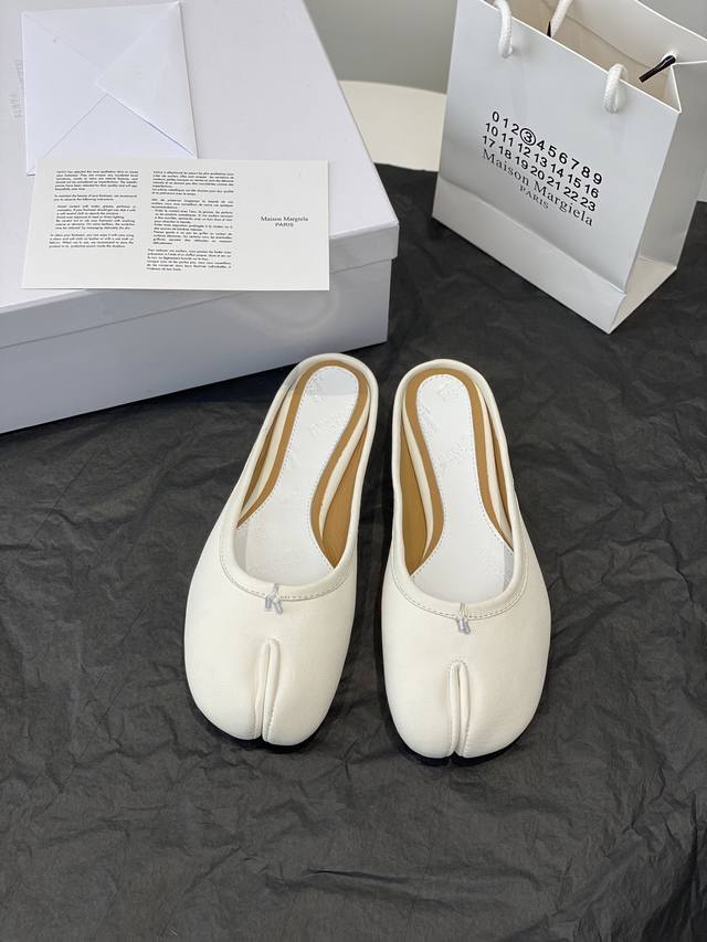 高定品质！Maison Margiela Mm6分趾鞋 Tabi 意产植鞣羊皮！ 对小个子的女生来说，实在是太友好了！ 时尚又不失时髦，日常通勤穿也不会累脚。