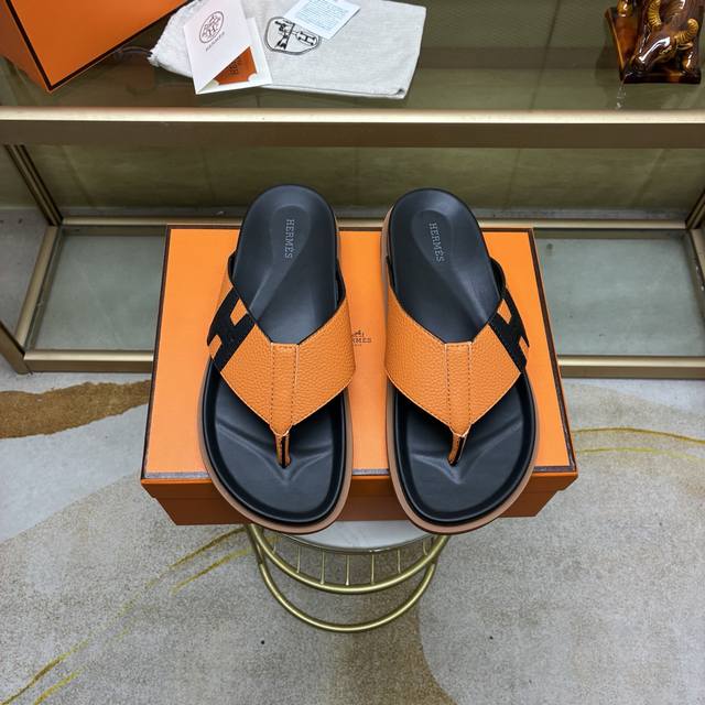 高端版本。 Hermes 爱马仕 男士拖鞋休闲款，专柜对比质量 鞋面头层石头纹，纹路清晰，彰显高端，上档次，穿着舒适，百搭。纯手工拉线，生胶透气防滑大底，内里透