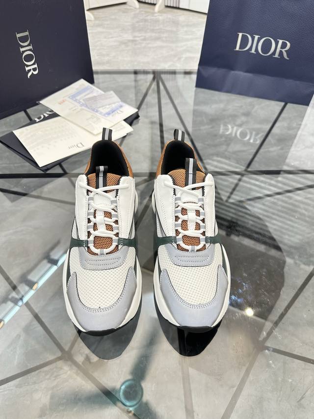售 价: P 广州现货 全套包装 商品商标：Dior* 迪奥* 低帮休闲鞋 正码码数: 38-46 可订做47 B22 商品材料：鞋面进口牛皮拼接原版布料，透气