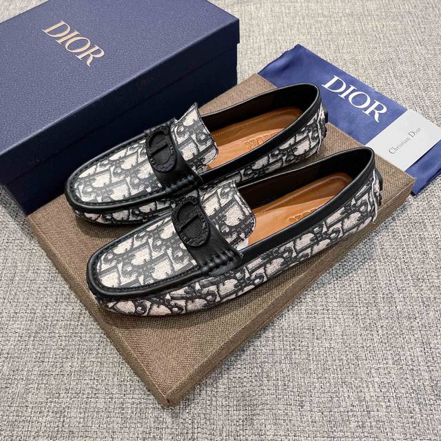 实价 Dior 官方新款，意大利名模贵族们爆款，Dior时尚界的佼佼者，无可超越，官方高品质精品高端豆豆鞋。适合驾车，休闲，白领，商务男士首选，明星周杰伦同款，