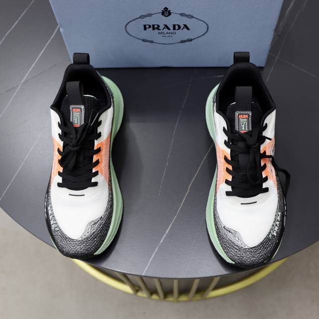 出厂价Pp： 品牌：普拉达Prada 标准码：38-44 等级：官网同款 材料：原版材料拼接 舒适透气内里 轻便耐磨运动大底 款式类别：男士时尚休闲鞋 跑步 运
