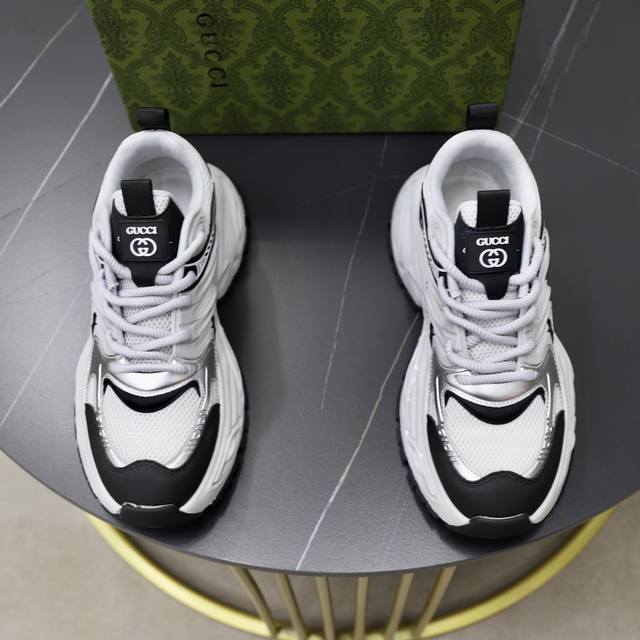 出厂价Pp： 品牌：古奇Gucci 标准码：38-44 等级：官网同款 材料：原版材料拼接 舒适透气内里 轻便耐磨运动大底 款式类别：男士时尚休闲鞋 跑步 运动